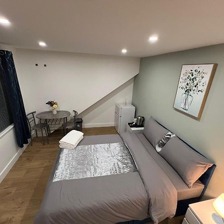 Modern Suite 1 Feltham Экстерьер фото