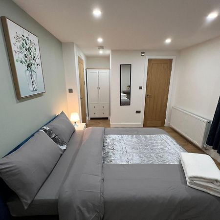 Modern Suite 1 Feltham Экстерьер фото