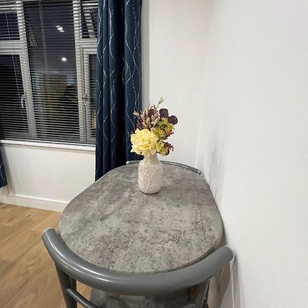Modern Suite 1 Feltham Экстерьер фото