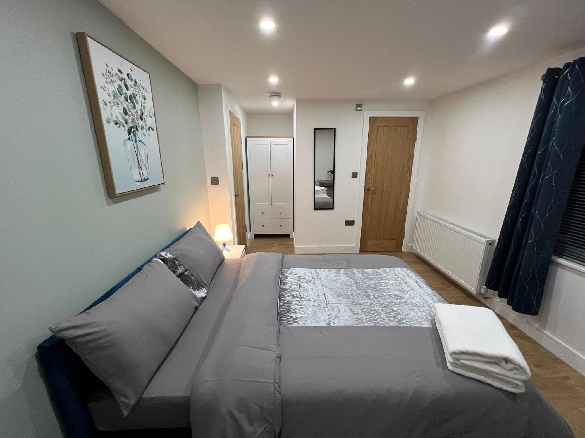 Modern Suite 1 Feltham Экстерьер фото