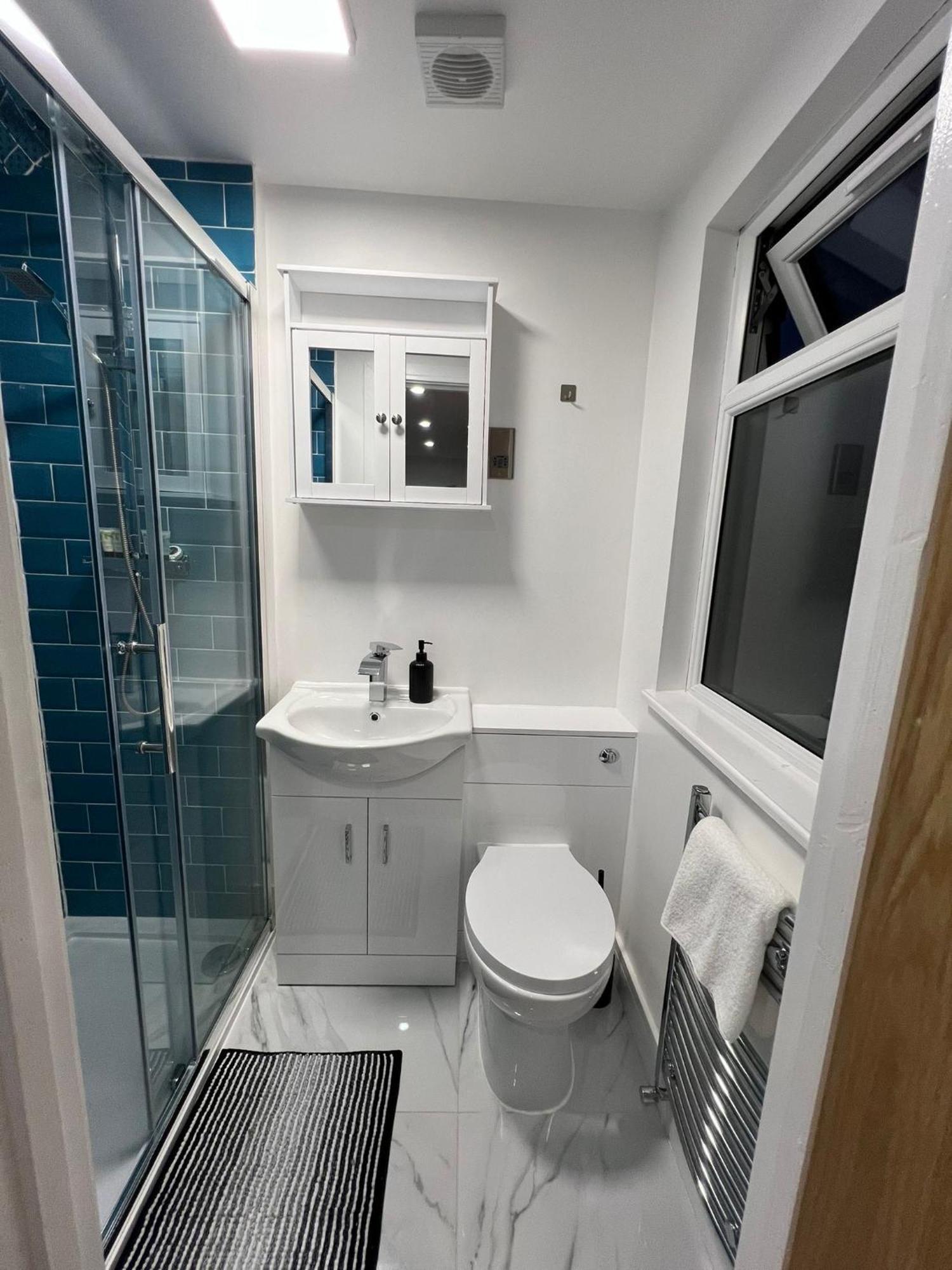 Modern Suite 1 Feltham Экстерьер фото
