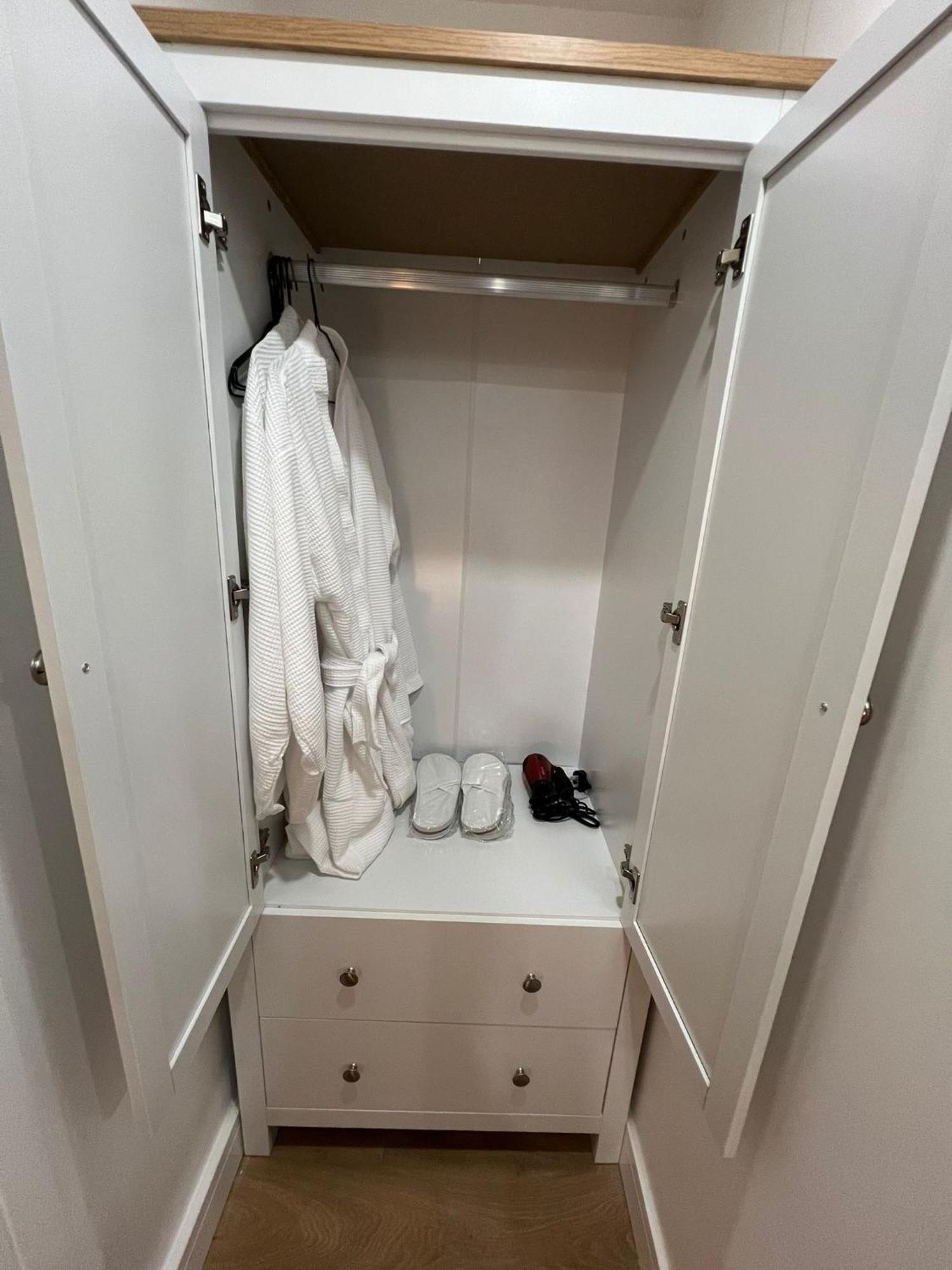 Modern Suite 1 Feltham Экстерьер фото